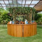 Balcão curvo Brasil em madeira para bar de eventos